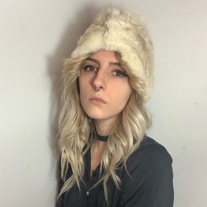 Vintage Unbranded Faux Fur Hat - White/Cream faux fur, fabric lined inside.